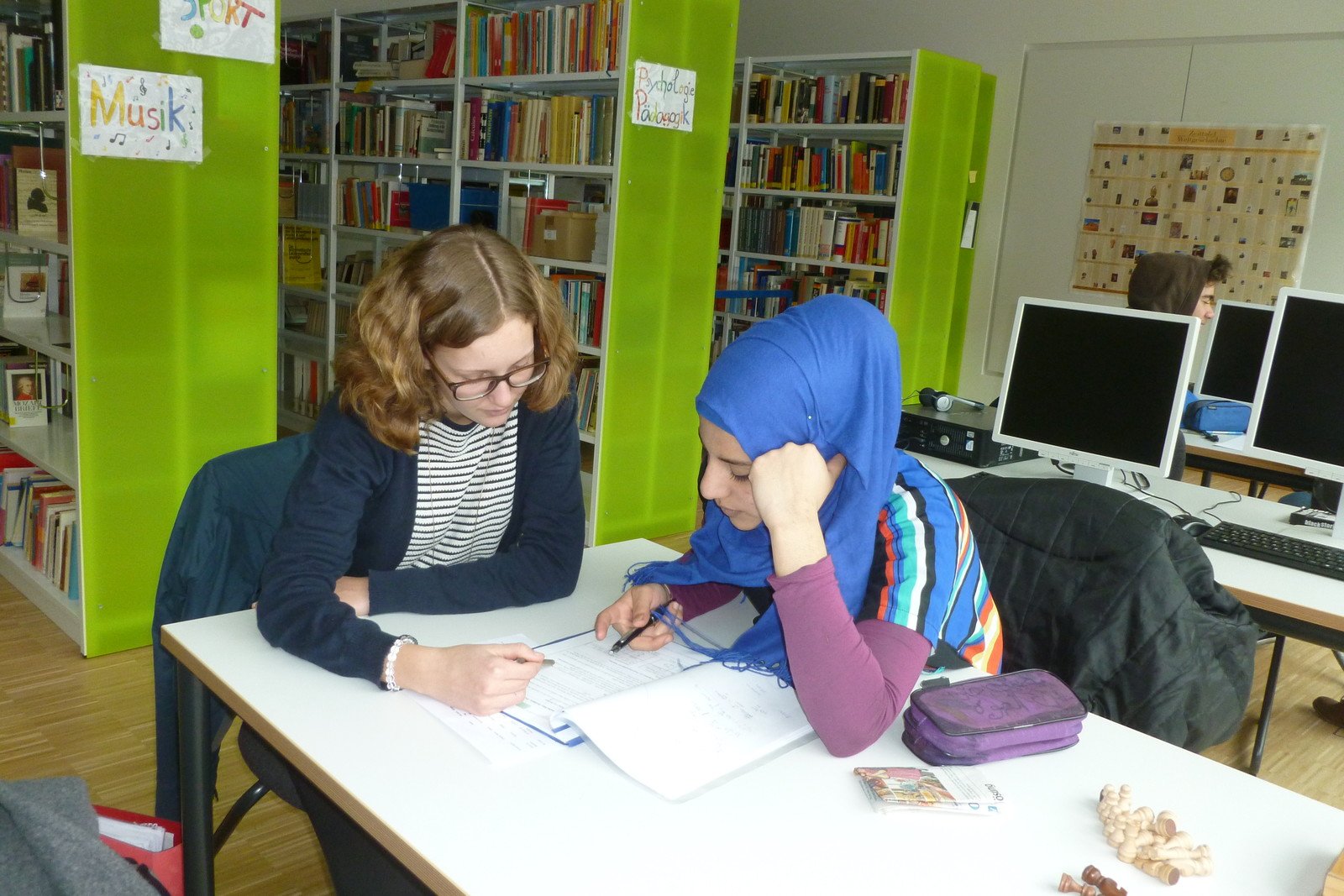 Während des Schuljahrs unterstützten Schüler des AK Asyl Flüchtlinge und Asylbewerber beim Deutschlernen.