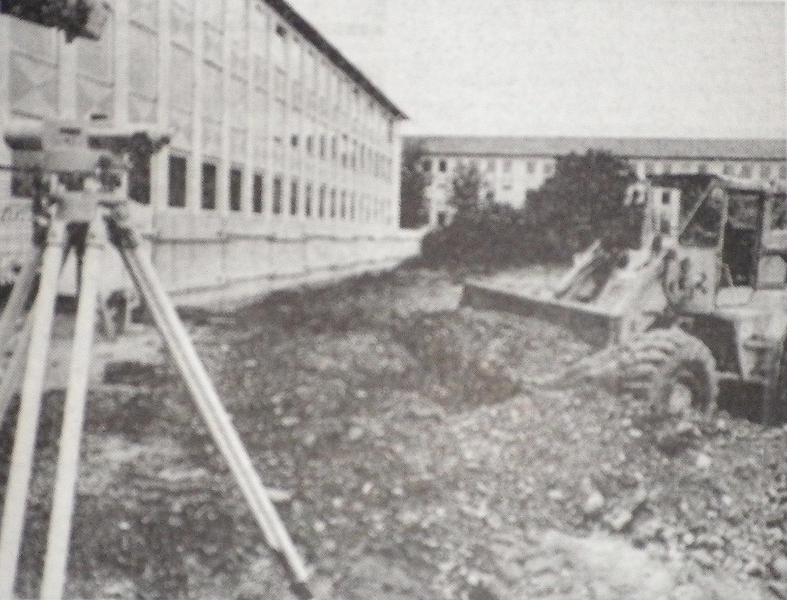 Erste Erdarbeiten für den Neubau auf der Ostseite des Schulgeländes (Ende der 1970er Jahre).