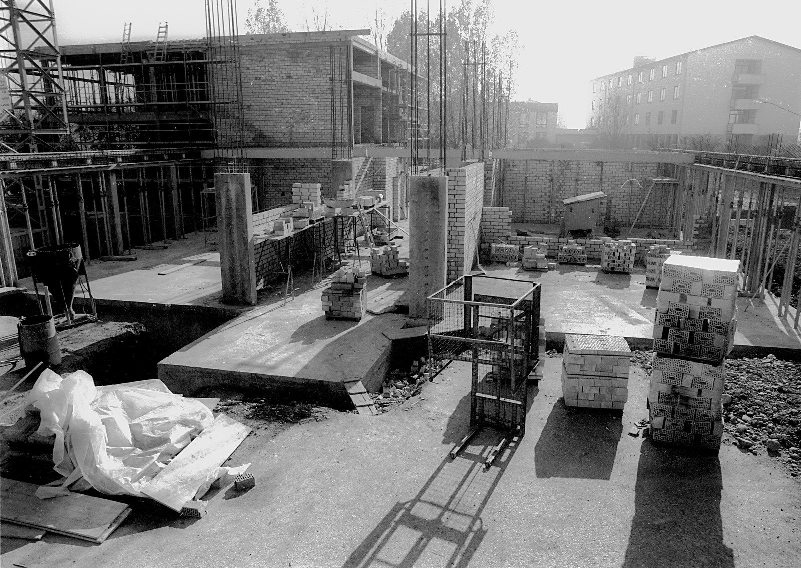Frühjahr 1980: Der erste Erweiterungsbau im Südosten des Schulgeländes. Lange dauert es nicht mehr bis zum Richtfest.