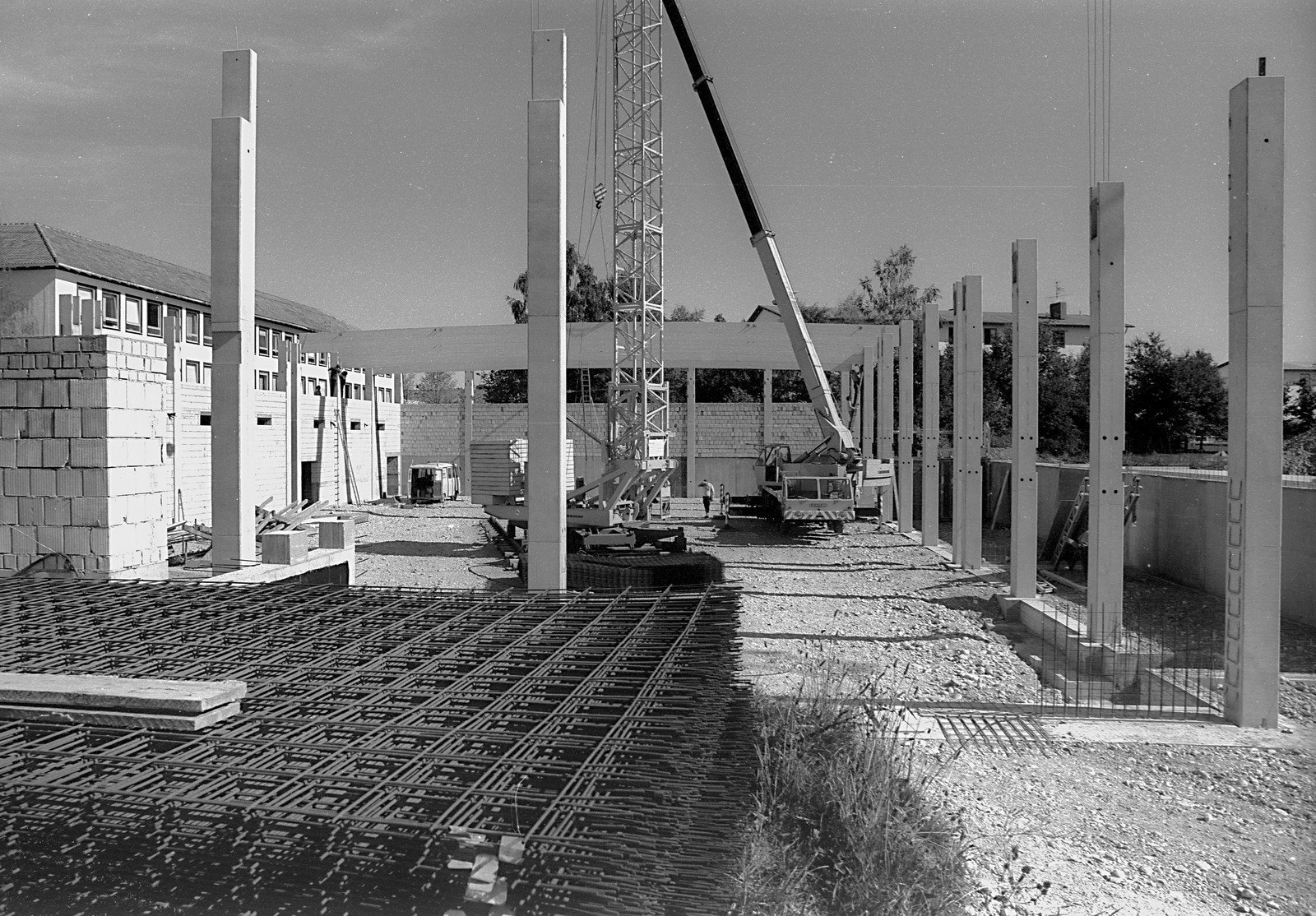 Der erste Neubau entstand in den Jahren 1978-80 auf der Südostseite des Schulgeländes.