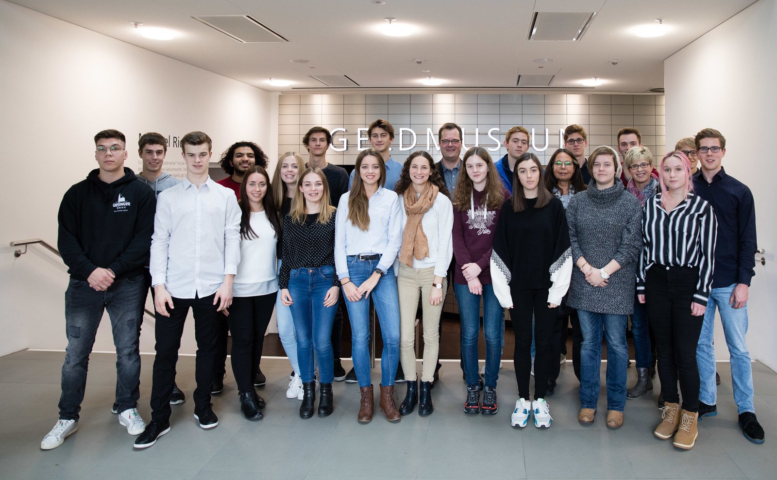 Vielfältige Eindrücke gewannen die Schülerinnen und Schüler der Wirtschaftskurse der Q12 bei ihrem Besuch in der Bankenhauptstadt Frankfurt.