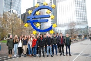 Die Schülerinnen und Schüler der Wirtschaftskurse der Q 12 vor der Europäischen Zentralbank in Frankfurt am Main.