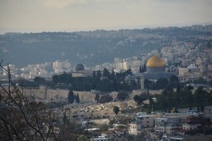 Blick auf Felsendom mit der Jerusalemer Stadtmauer.