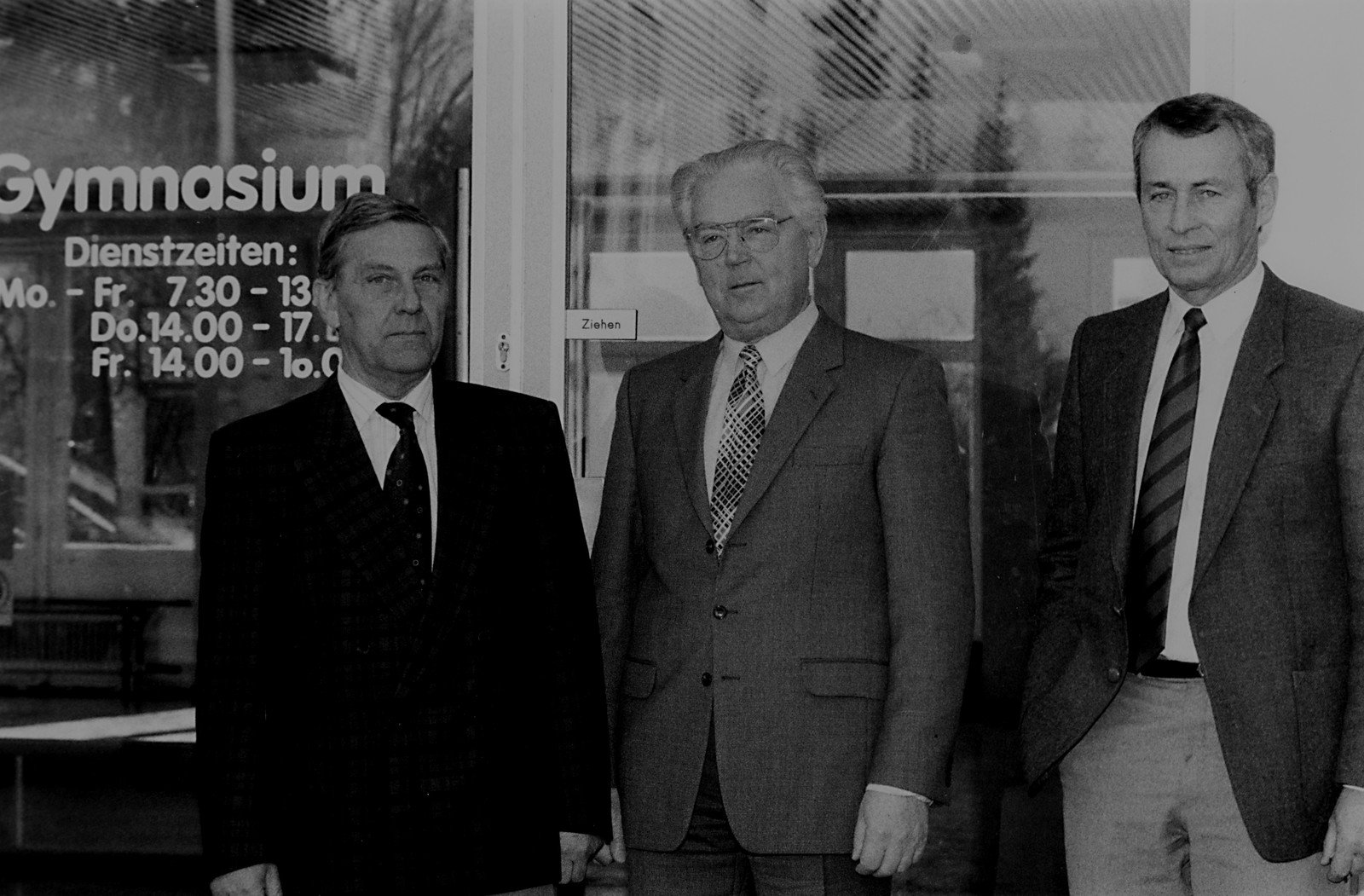 Sie prägten das Gymnasium in den 1970er und1980er Jahren (v.l.n.r.): OStD Karl Weinhart (Schulleiter 1980-87), OStD Dr. Hans-Peter Schmauch (Schulleiter 1969-1980) und OStD Klaus Romberg (Schulleiter 1987-2000).