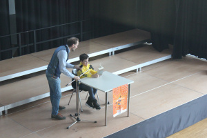 Moderator Andreas Breitruck rückt Rafael vor dem Start noch einmal das Mikro zurecht.