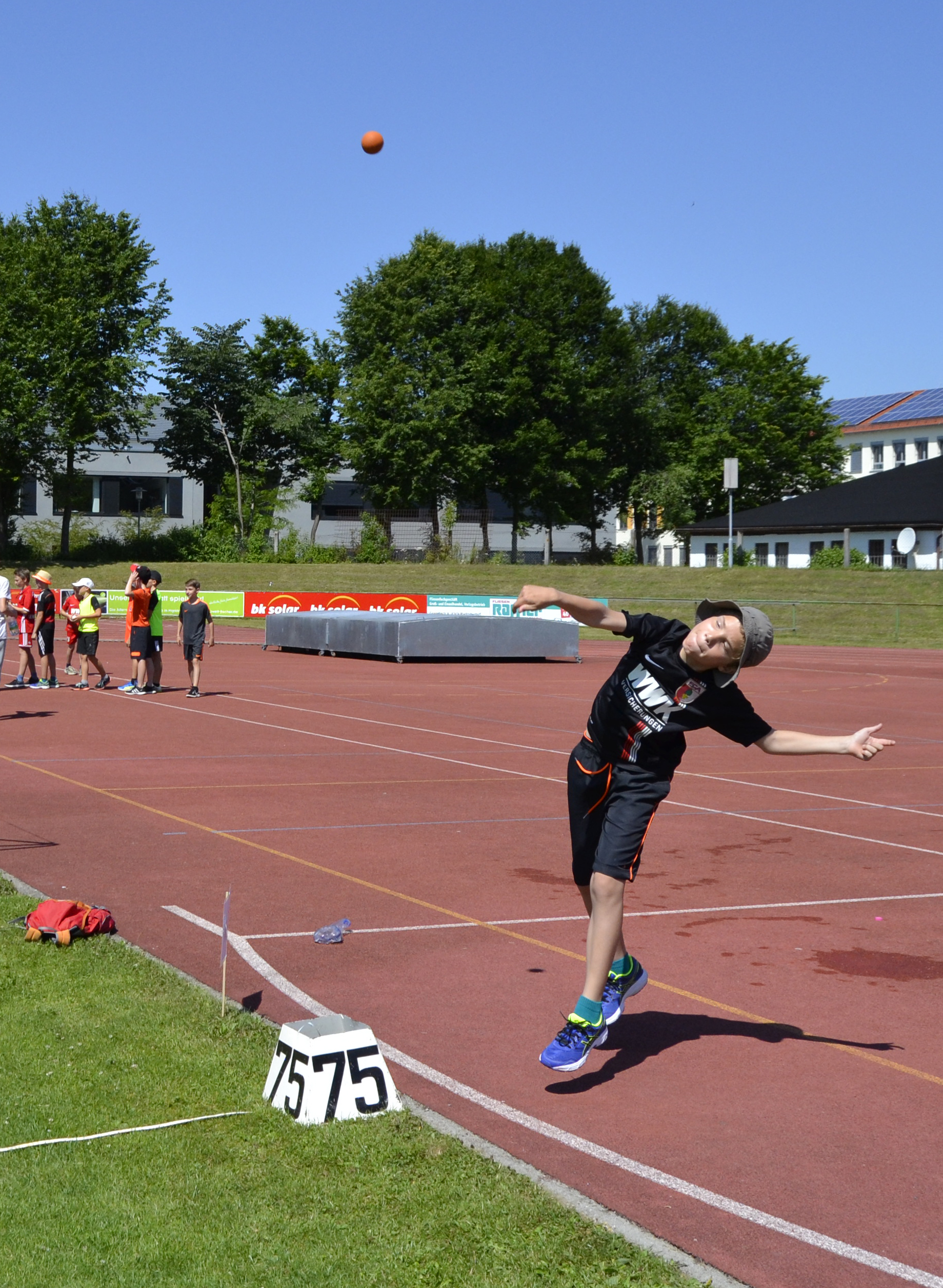 Mit vollem Einsatz beim Schlagballwurf.