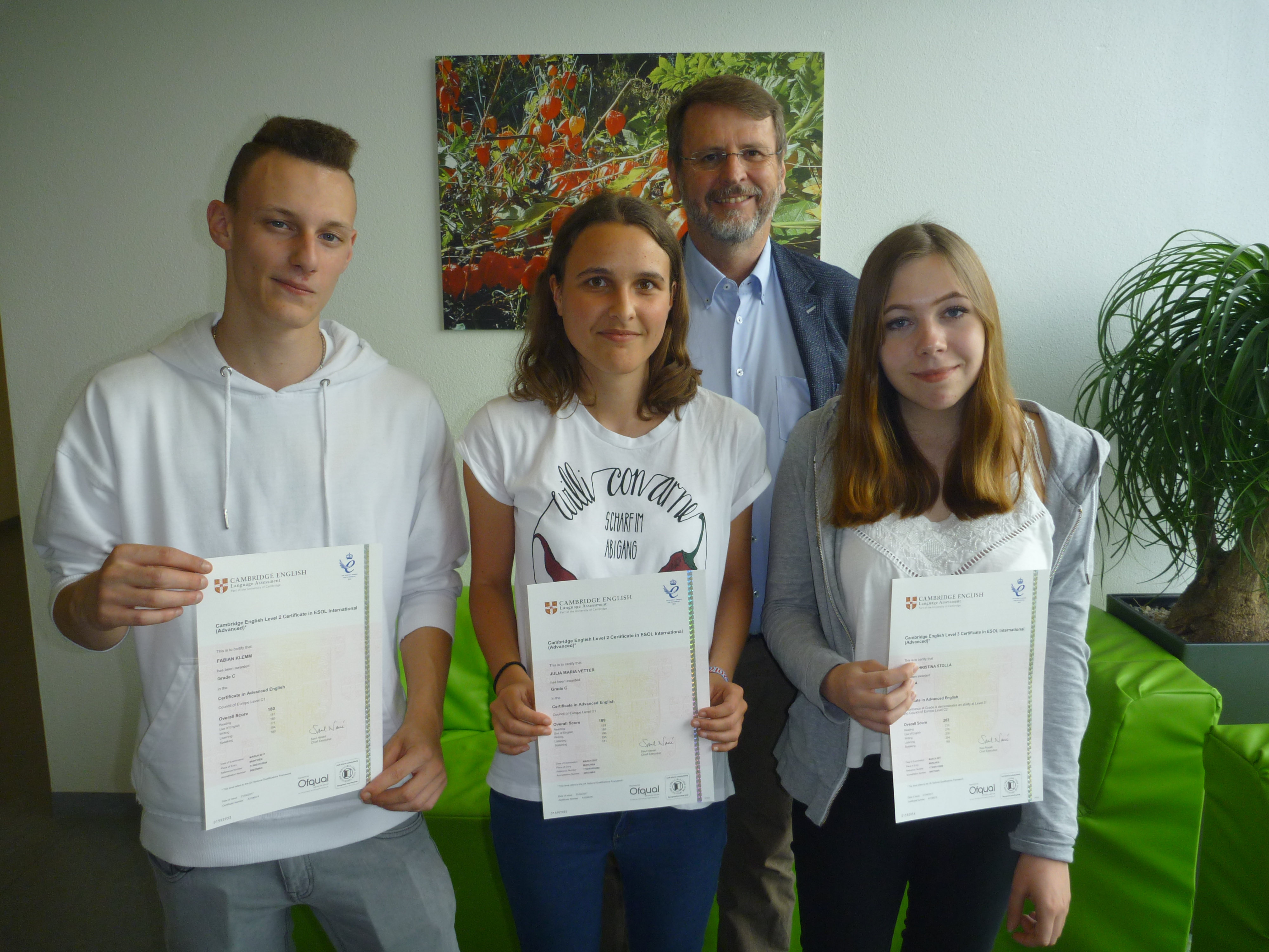 Mit ihrem Cambridge Certificate in Advanced Englisch können Fabian Klemm, Julia Vetter und Julia Stolla (v.l.n.r.) problemlos im englischsprachigen Ausland studieren. Schulleiter Willi Mooser freut sich mit unseren hervorragenden Englisch-Schülern. Mit ihrem Cambridge Certificate in Advanced Englisch können Fabian Klemm, Julia Vetter und Julia Stolla (v.l.n.r.) problemlos im englischsprachigen Ausland studieren. Schulleiter Willi Mooser freut sich mit unseren hervorragenden Englisch-Schülern.