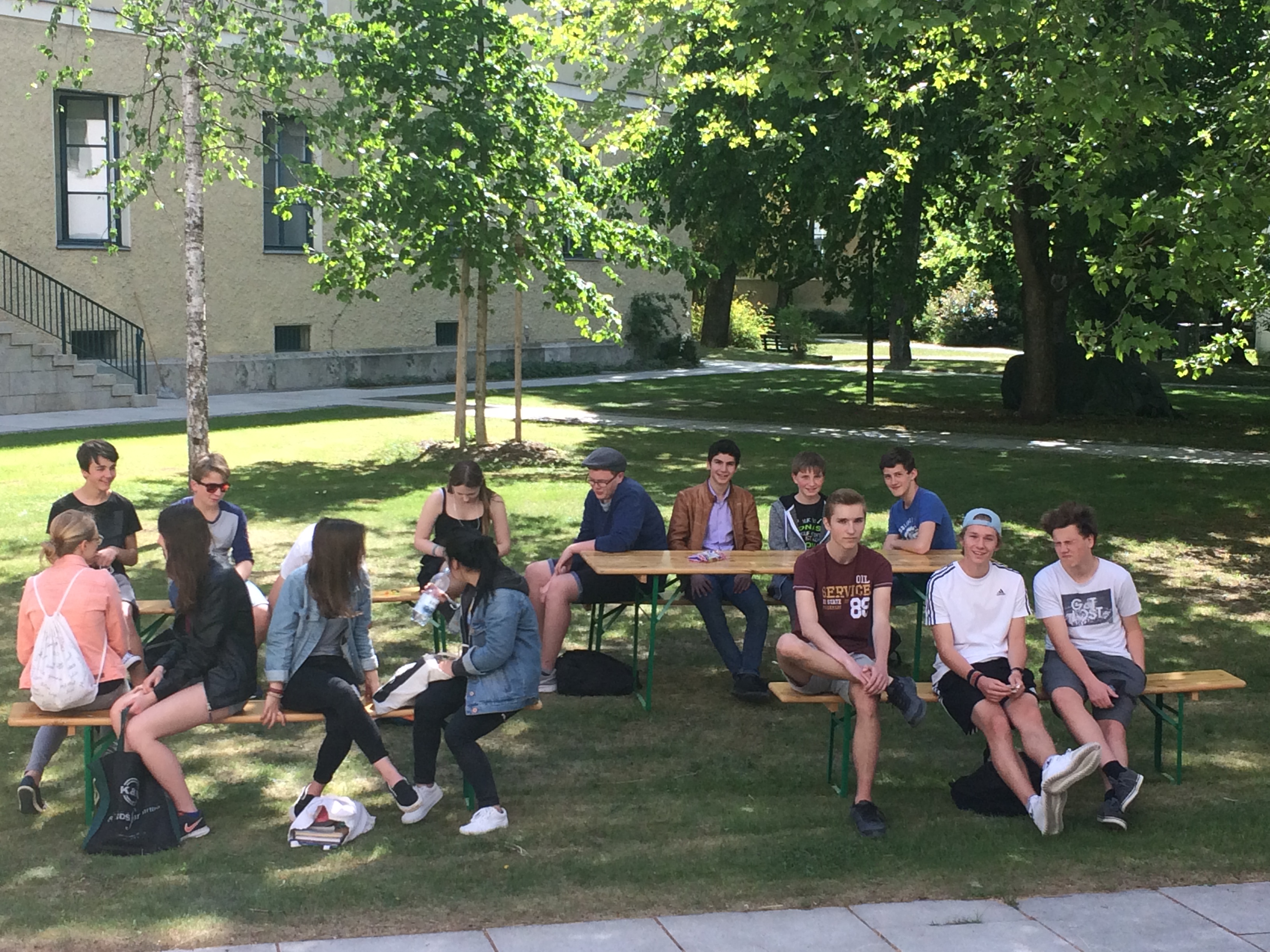 Die beiden Konversationskurse Englisch der Mittel- und Oberstufe machten sich am Montag, den 7. Mai 2018 zusammen mit Frau Lutzenberger und Frau Schwietz auf den Weg nach München, um ein wenig Diplomatenluft zu schnuppern. Im Garten des Konsulats erholen sich die Schüler von den spannenden Gesprächen.