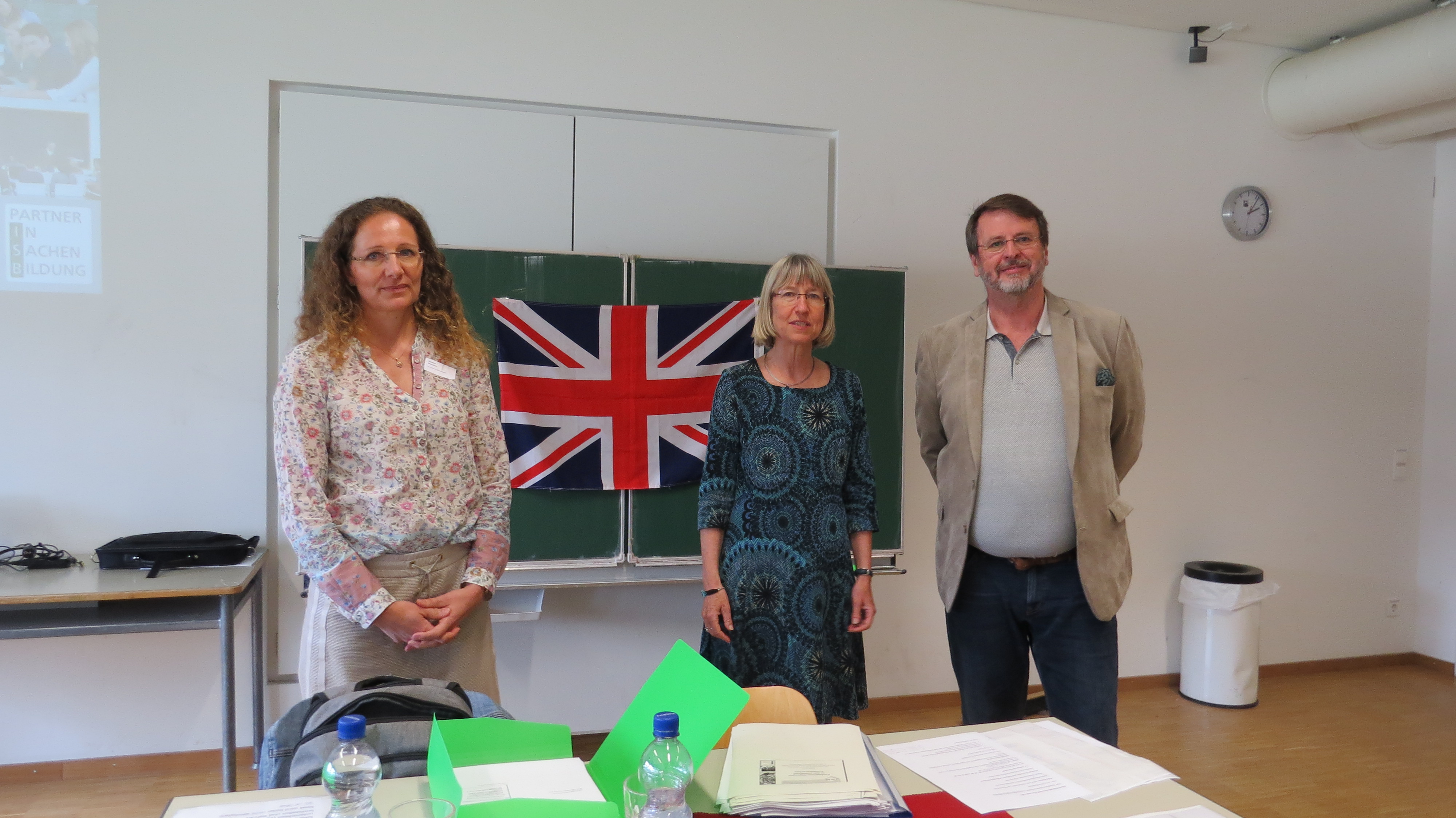 Die MB-Fachreferentin Französisch, Susanne Wunderer (links), und die MB-Fachreferentin Englisch, Ingola Seeger, mit Schulleiter Wilhelm Mooser bei der gemeinsamen Fachbetreuertagung am Gymnasium Marktoberdorf.