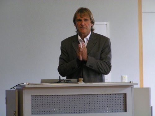 Prof. Prof. Dr. Engelbert Thaler vom Lehrstuhl für Didaktik des Englischen an der Universität Augsburg bei seinem praxisnahen und informativen Vortrag zum Thema Balanced Teching. Prof. Prof. Dr. Engelbert Thaler vom Lehrstuhl für Didaktik des Englischen an der Universität Augsburg bei seinem praxisnahen und informativen Vortrag zum Thema Balanced Teching.