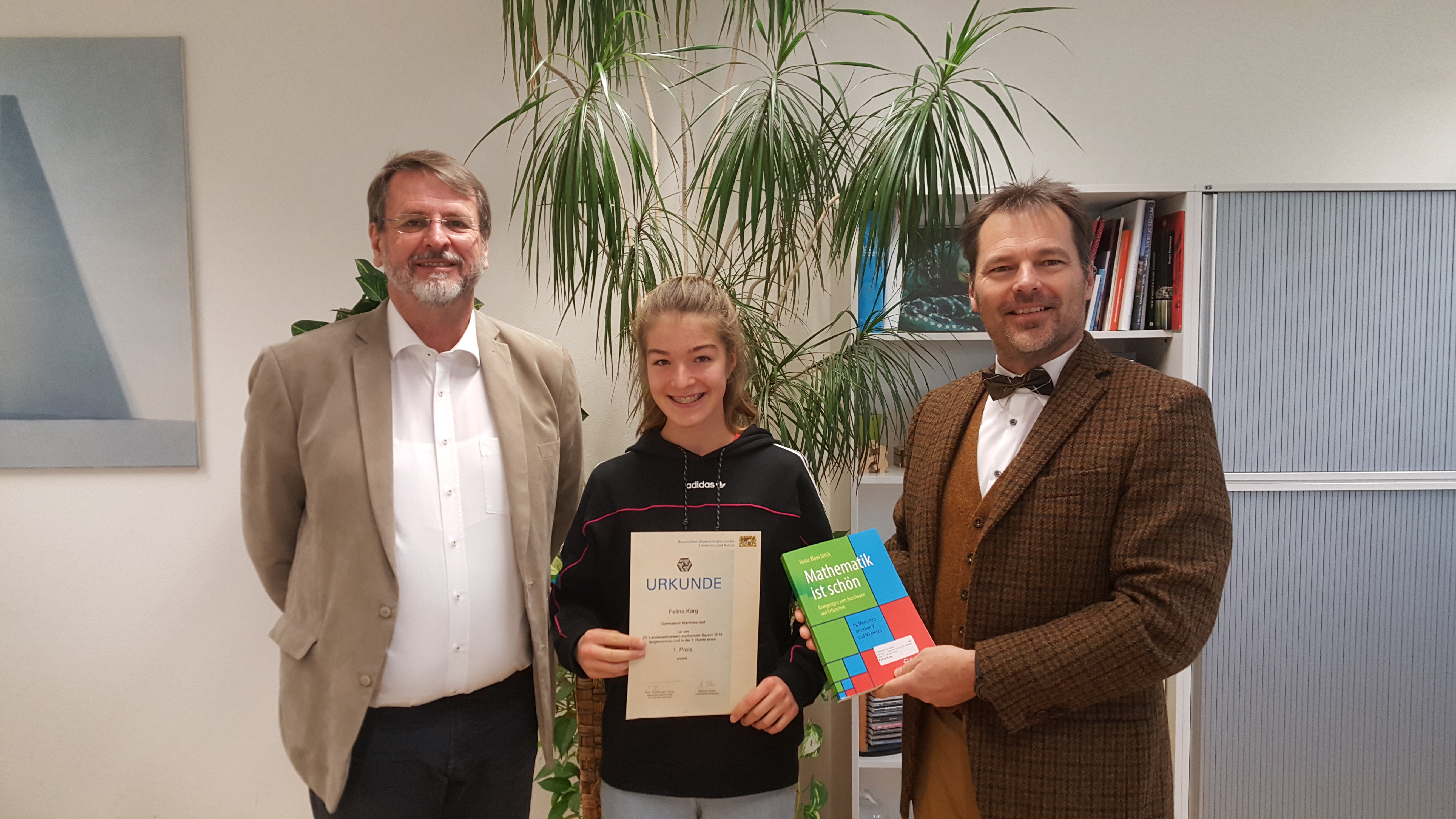 Freuen sich zum wiederholten Mal über einen 1. Preis beim bayerischen Landeswettbewerb Mathematik: Schulleiter Wilhelm Mooser, Felina Karg und 2. Fachschaftsleiter Mathematik, Peter Hoffmann. Freuen sich zum wiederholten Mal über einen 1. Preis beim bayerischen Landeswettbewerb Mathematik: Schulleiter Wilhelm Mooser, Felina Karg und 2. Fachschaftsleiter Mathematik, Peter Hoffmann.
