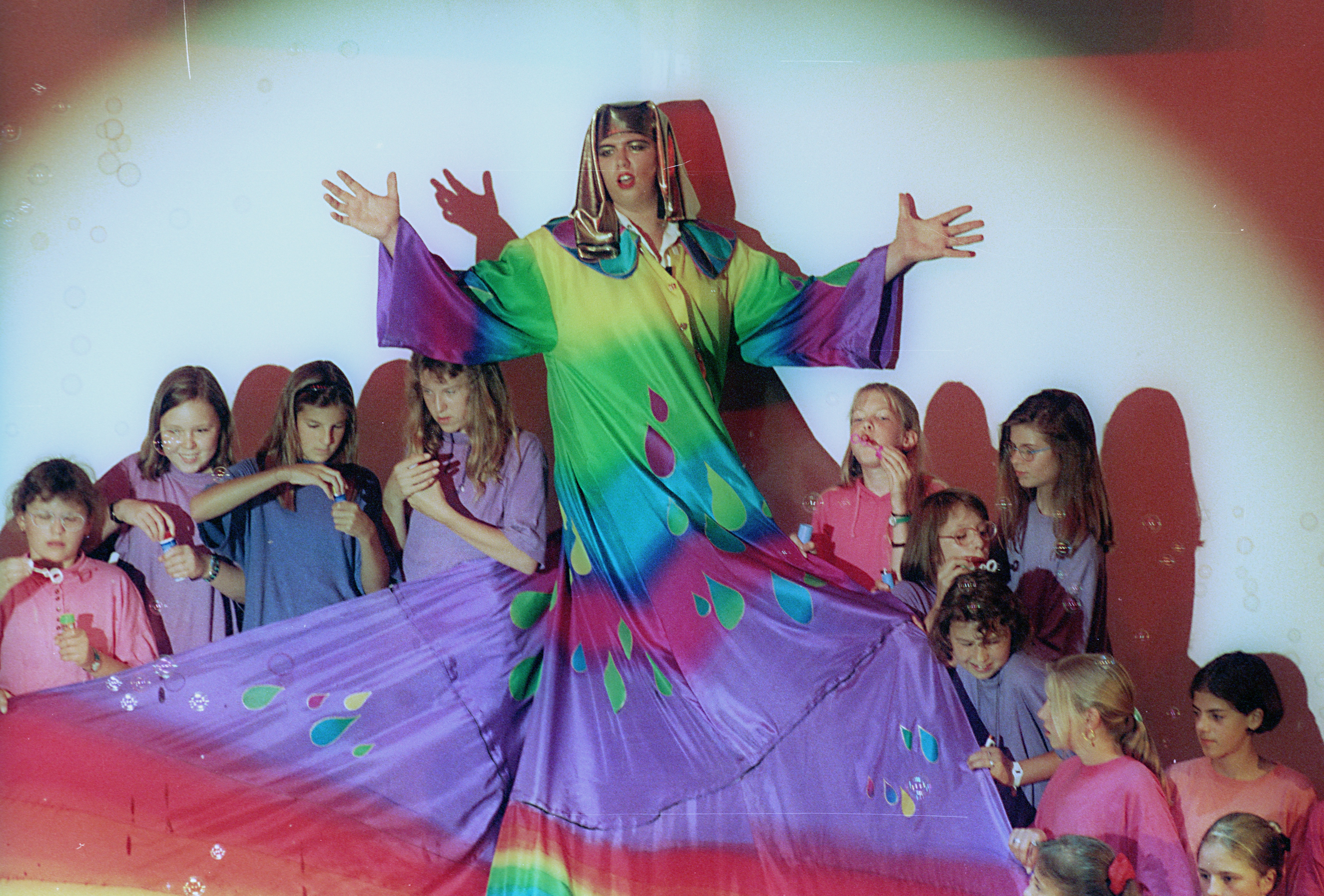 Andrew Lloyd Webbers Musical Joseph and the amazing Technicolor Dreamcoat war das erste große Musical, an dem Schüler aller Jahrgangsstufen beteiligt waren und das über 8.000 Besucher ins Marktoberdorfer MODEON lockte. Um ein solches Mammutprojekt umzusetzen zog die ganze Schulgemeinschaft an einem Strang: Die Fachschaften Musik, Kunst (Bühnenbau und Maske, Requisiten), Deutsch (Programm und PR), Eltern, Lehrkräfte (die den Stoff zu schneller und besser erklärten, damit noch genug Zeit zum Proben blieb), die Fachschaft Sport (Choreografie und Tanz) und natürlich Hunderte von Schülerinnen und Schülern als Sänger, Schauspieler, Komparsen, Musiker, Maskenbildner und vieles andere mehr. Initiiert und umgesetzt wurden die Musicals federführend von Musiklehrer Willi Mooser, der auf eine Vielzahl von Helfern zurückgreifen konnte, für die stellvertretend der Bühnenbildner Ernst Hölzler von der Fachschaft Kunst, Claus Strunz von der Fachschaft Deutsch (Öffentlichkeitsarbeit), der Choreograf Andreas Wachter von der Fachschaft Sport und der Fotograf Hanns Krebs genannt seien. (Groß-)Projektunterricht im besten Sinne, der nur als Mannschaftsleistung möglich ist!  Übrigens: Zum 50-jährigen Stadtjubiläum Marktoberdorfs im Jahr 2003 und 40 Jahre, nachdem erstmals ein Abiturjahrgang das Marktoberdorfer Gymnasium verlassen hat, brachte Willi Mooser und sein Team noch einmal Joseph auf die Bühne - in einer veränderten Inszenierung und auf diesmal auf Deutsch gesungen.