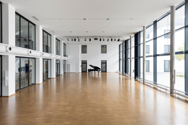 Nach einem dreijährigen Kraftakt der gesamten Schulfamilie kann sich das Ergebnis der Sanierung und Erweiterung mehr als sehen lassen: hier der neue Arthur-Groß-Saal, der nicht nur über eine hervorragende Akustik verfügt, sondern dank modernster Technik auch für viele Veranstaltungen genutzt wird. Nach einem dreijährigen Kraftakt der gesamten Schulfamilie kann sich das Ergebnis der Sanierung und Erweiterung mehr als sehen lassen: hier der neue Arthur-Groß-Saal, der nicht nur über eine hervorragende Akustik verfügt, sondern dank modernster Technik auch für viele Veranstaltungen genutzt wird.