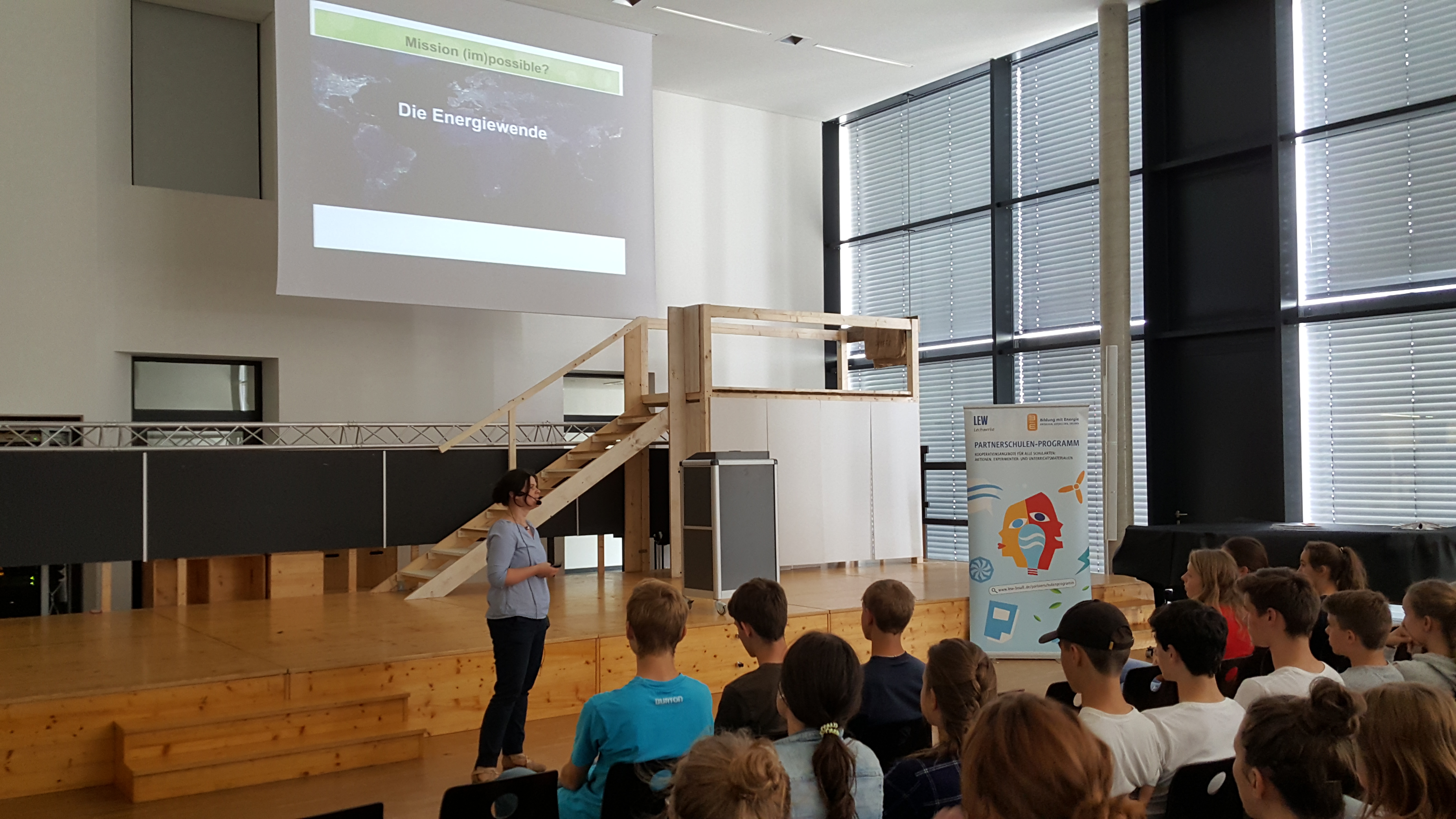 Wie kann die beschlossene Energiewende umgesetzt werden, welche Technologien sind nötig? Nach einem Expertenvortrag zum Thema lernten die Neunt- und Zehntklässler beim Experimentieren und an Lernstationen Aspekte aus Gegenwart und Zukunft der Energieversorgung kennen.