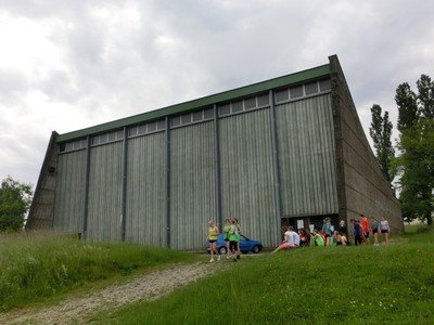 Architektur des ausgehenden 20. Jahrhunderts: ein Getreidespeicher? Ein Flugzeughangar? Falsch! die Turnhalle des Lycée Granvelle!