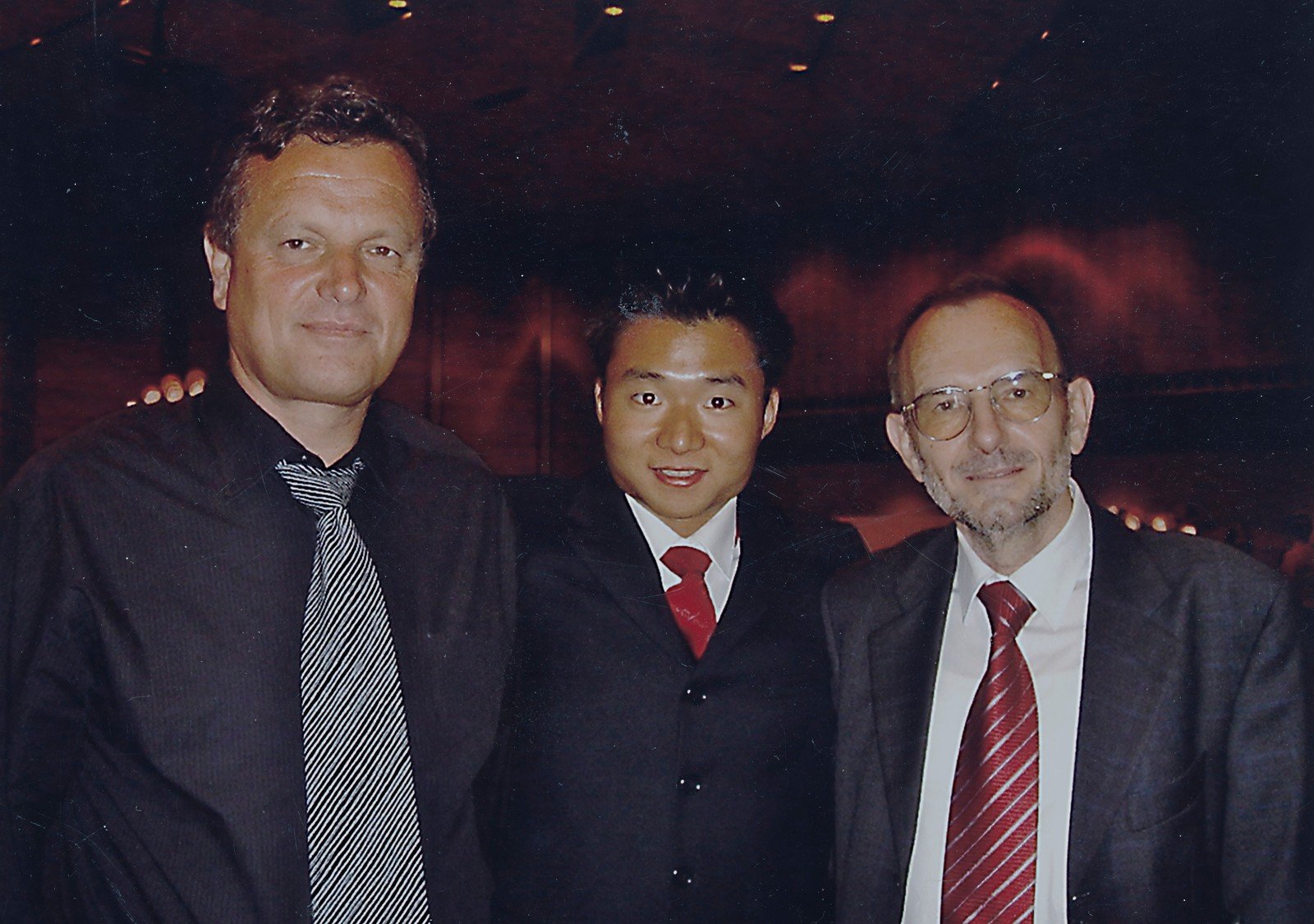 Zusammen mit dem damaligen Internatsleiter Peter Kühner (l.) öffnete Schulleiter Dr. Lorenz Deuringer in den 2000er Jahren das Gymnasium und das Internat für eine Vielzahl von ausländischen (Gast-)Schülern und machte damit  unsere Schule noch internationaler und vielfältiger.