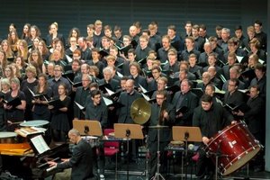 Chor in Aktion - Schlagwerker warten auf den Einsatz