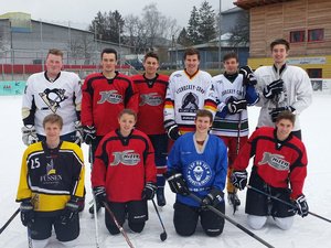 Dank des Eisplatzes in unmittelbarer Nachbarschaft und des Engagements von Sportlehrer Robert Schilhansl gibt es seit einigen Jahren auch eine Eishockeymannschaft am Gymnasium Marktoberdorf.