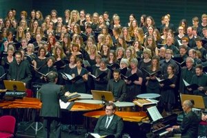 200 Sängerinnen und Sänger machten diese „Carmina“-Aufführung zu einem spektakulären profanen Oratorium.