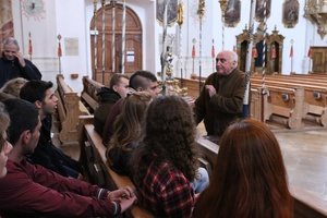 Herr Hönle führt die Gäste in der Stadtpfarrkirche St. Martin