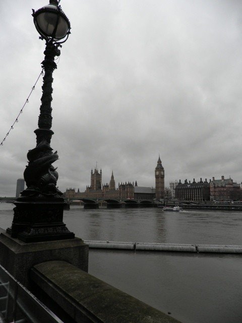 Westminster mit Big Ben und den Houses of Parliament im Hintergrund.