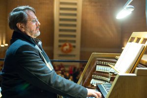 Der die Orgel schlägt: Schulleiter Wilhelm Mooser stimmt zum gemeinsamen Schlusslied an.