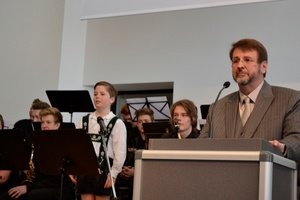 Schulleiter Wilhelm Mooser und Schüler Florian Riedlinger (5m) begrüßen die Gäste.