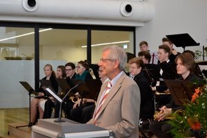 Stellvertretender Schulleiter Bernhard Kerscher führte durch das Programm.