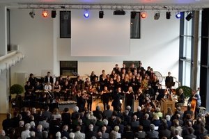 Vokalensemble und Kammerorchester feiern mit Händels «Hallelujah» (Leitung: Stefan Wolitz).