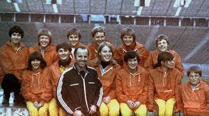 Der erste Bundessieg in der Leichtathletik 1977 - die Mädchenmannschaft M I mit ihrem Sportlehrer Hanns Krebs.