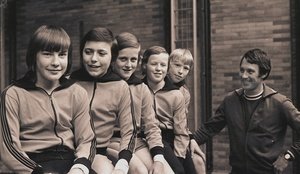 Bundessieger 1974 - die Turnmannschaft der Jungen (Altersklasse III) mit ihrem Trainer Hartmut Klee.