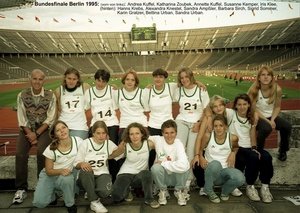 Das Leichtathletikteam von 1995 - in Arbeitskleidung.