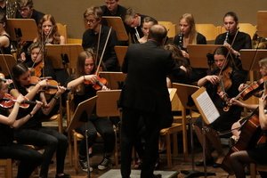  Die „English Folk Song Suite“ von Ralph Vaughan-Williams gruppiert zwei marschartige Ecksätze um ein besinnliches Intermezzo. Vom Oboensolo bis zu Trommelklang und Dudelsackefekten bereitet der Komponist dem Orchester einen Leckerbissen nach dem anderen, welches sie sicher, kompakt und gut zubereitet an seine Konsumenten weiter gab.