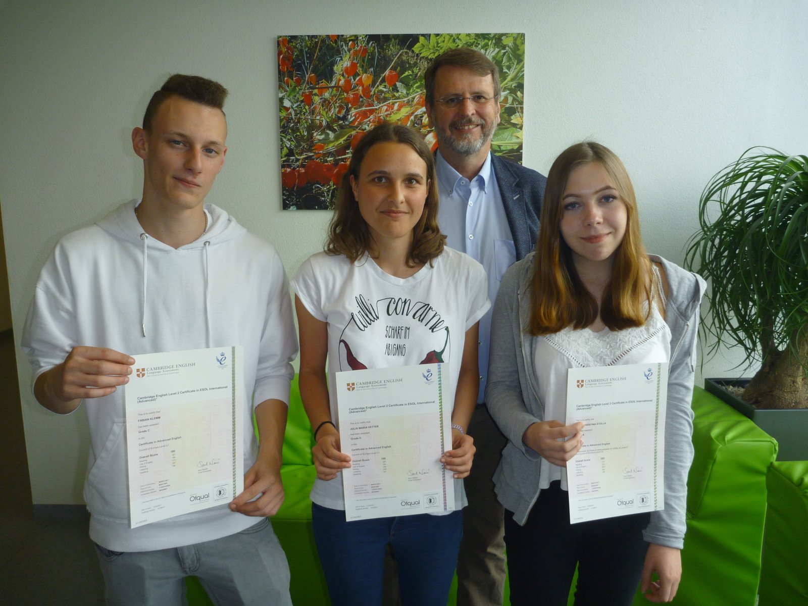 Mit ihrem Cambridge Certificate in Advanced Englisch können Fabian Klemm, Julia Vetter und Julia Stolla (v.l.n.r.) problemlos im englischsprachigen Ausland studieren. Schulleiter Willi Mooser freut sich mit unseren hervorragenden Englisch-Schülern.