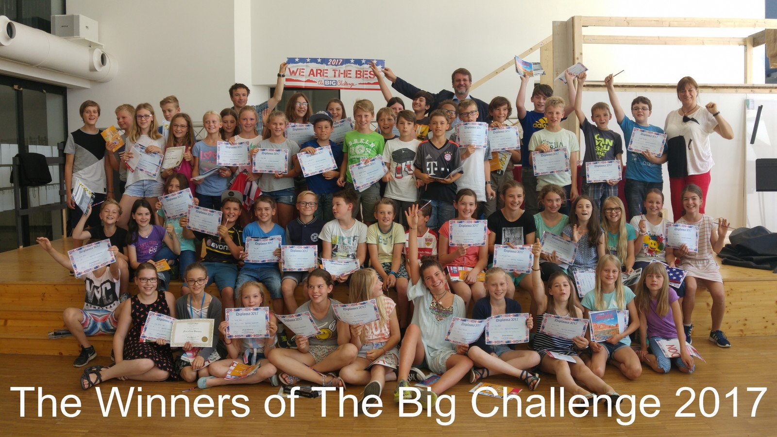 Die glücklichen Teilnehmer der diesjährigen Big Challenge aus den Klassen 5a und 6m mit ihrer Englischlehrerin Patricia Bullmer.