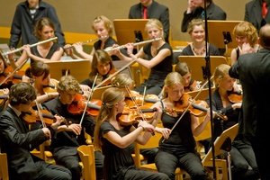 Ein Schwerpunkt der pädagogischen Arbeit am Gymnasium: die Musik - hier das Sinfonieorchester unter der Leistung von Stephan Dollansky.