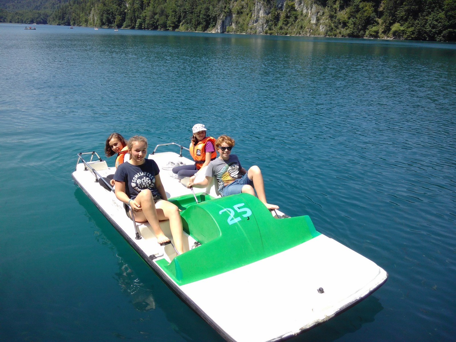 Bei herrlichem Wetter schipperten die Schülerinnen und Schüler gemütlich im Tretboot über den Alpsee.