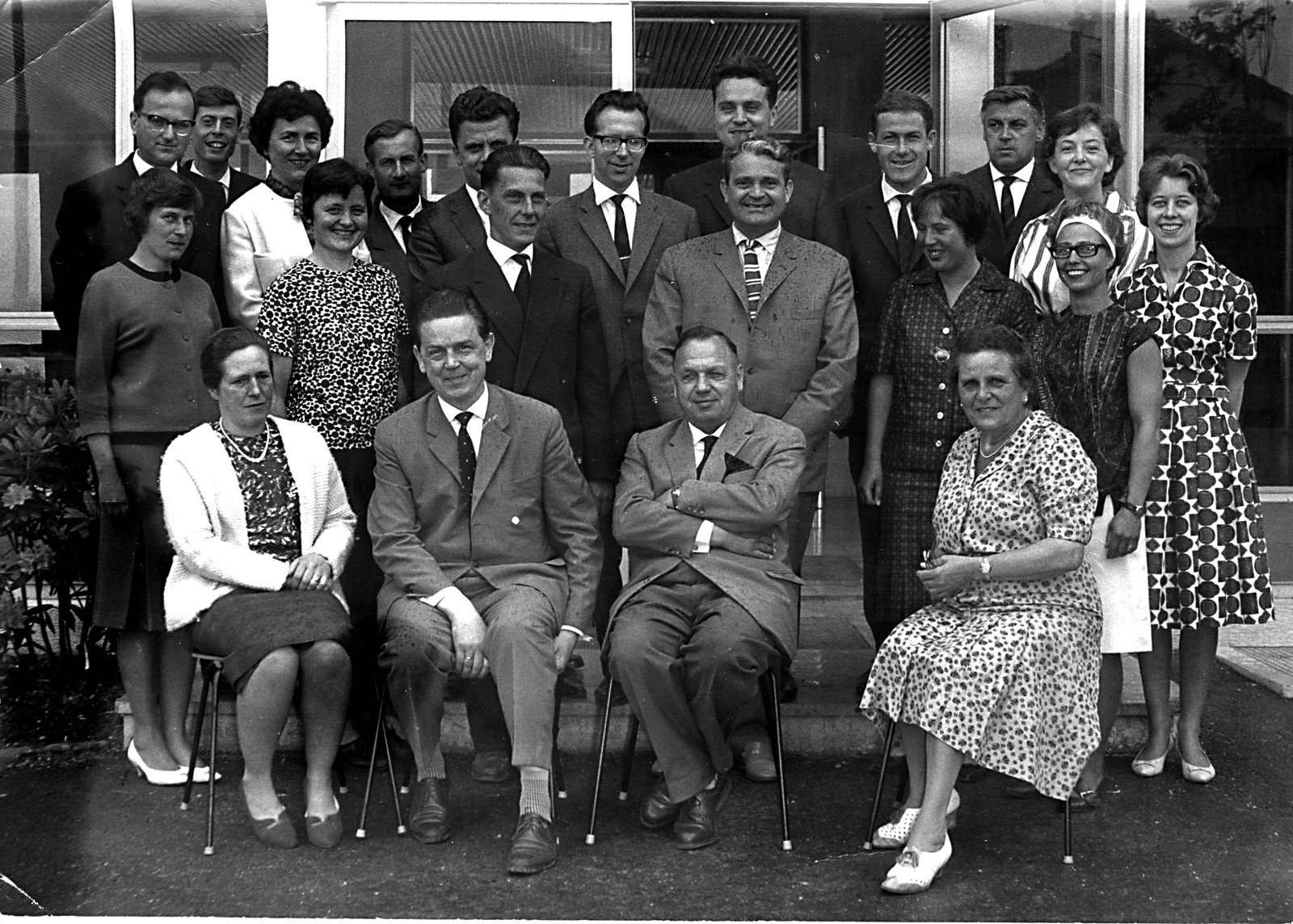 Das Gründungskollegium des Gymnasiums Marktoberdorf (Aufnahme aus dem Jahr 1964): vorne Direktor Hennemann (2.v.r.) und sein Nachfolger Dr. Schmauch, hinter ihm stehend der spätere Schulleiter Karl Weinhart.