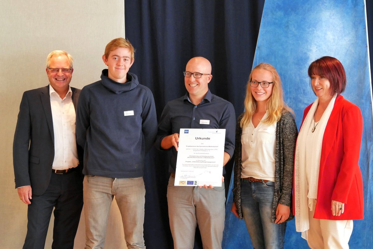 Für die Konzipierung und Umsetzung eines Atombunkermuseums in Marktoberdorf wurde das P-Seminar Atombunker unter der Leitung von Thorsten Krebs im Rahmen des Projekts Unterstützung Bürgerengagement für eine finanzielle Unterstützung von 1931 Euro ausgewählt, da sich das Vorhaben durch besondere soziale und gesellschaftliche Aktivitäten auszeichnet. Von links nach rechts freuen sich: Jürgen Schwarz (2. Vorsitzender der Initiative bergaufland Ostallgäu e.V.), Philipp Siegert, Thorsten Krebs, Luisa Martin und Landrätin Maria Rita Zinnecker (1. Vorsitzende von bergaufland Ostallgäu e. V.). Auf dem Bild fehlen Maximilian Lederle und Colin Schaffer, die bei der Preisverleihung verhindert waren.