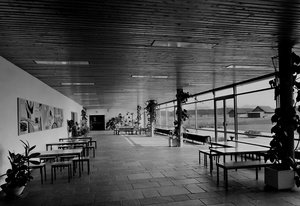 Blick ins Foyer des Staatlichen Internats. Die Heustadel rechts sind schon längst Vergangenheit und mussten dem Fußballplatz, dem Berufsschulzentrum und dem Neubaugebiet Gewend weichen.