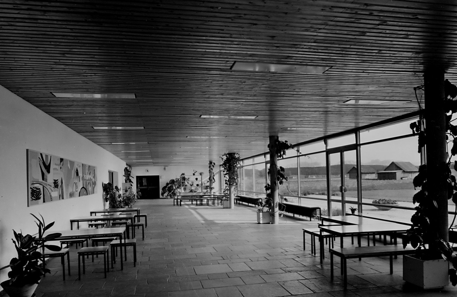 Das Foyer des Internats. Die Heustadel rechts sind längst einem Sportplatz sowie der Berufsschule gewichen. Damals lag die Schule außerhalb der Stadt auf der grünen Wiese.