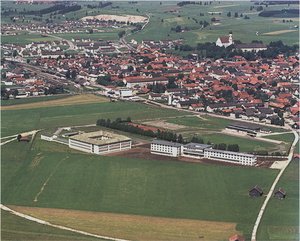 Das Gymnasium auf der grünen Wiese am Rande der Stadt. Die Neubaugebiete Gschlatt und Gewend sind noch Zukunftsmusik, selbst die AOK-Kreuzung existiert noch nicht.