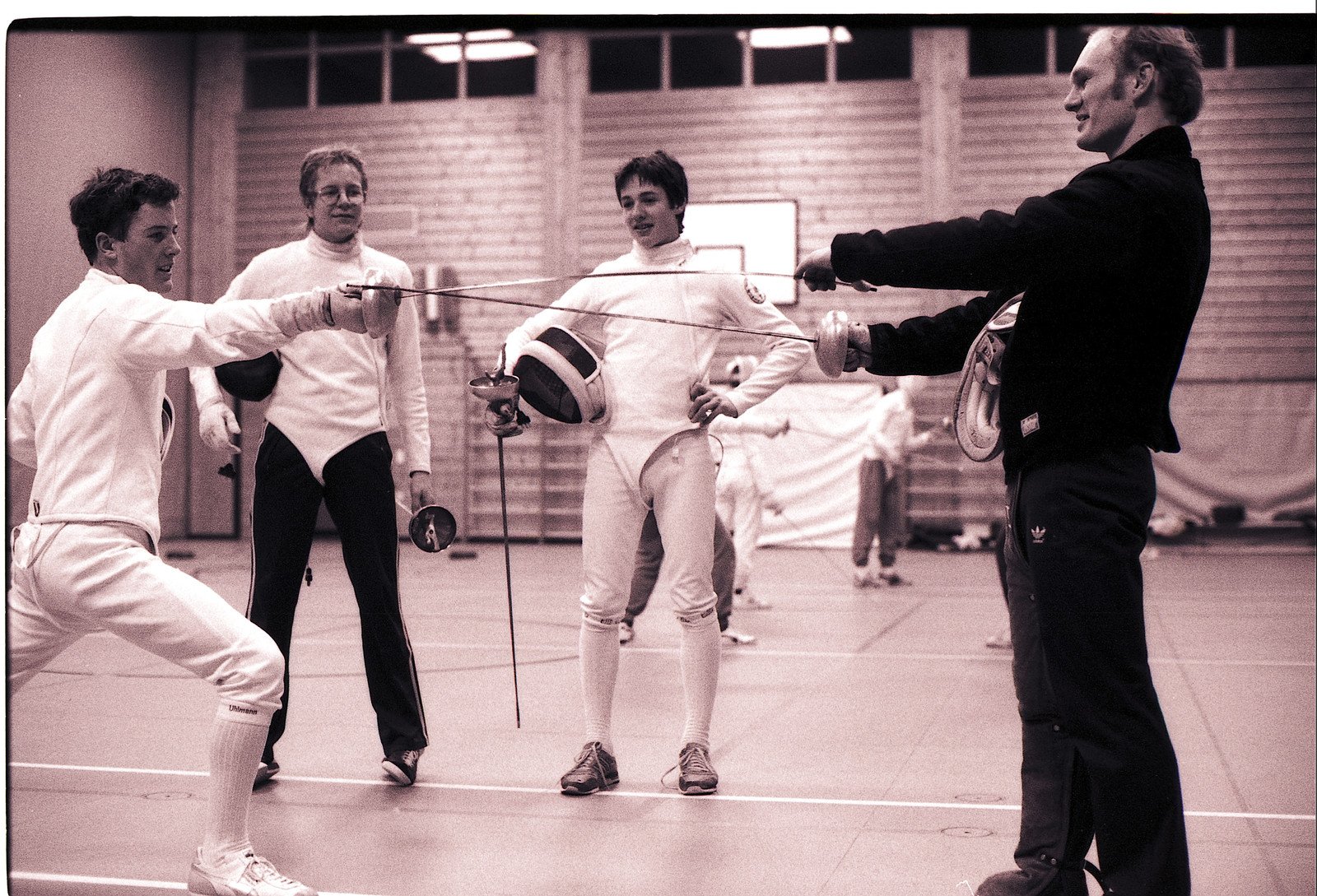 Auch im Sport gehörten die Marktoberdorfer Schülerinnen und Schüler in den 1970er und 1980er Jahren zu den Besten in Deutschland. So qualifizierten sich Marktoberdorfer Gymnasiasten insgesamt 45 Mal in den verschiedensten Sportarten von der Leichtathletik über Turnen, Schwimmen und Tennis bis hin zu Handball und Skilanglauf für das Bundesfinale des Schulsportwettbewerbs Jugend trainiert für Olympia. Die Modernen Fünfkämpfer unter ihren Trainern Norbert Kühn, Kersten Palmer (hier rechts im Bild) und Stefan Kozma (bis heute als Sportlehrer an unserer Schule aktiv) heimsten in den 1980er und 1990er Jahren zahlreiche bayerische und deutsche Meistertitel ein.