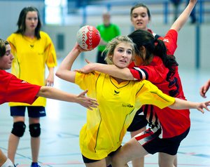 Unter Trainer Wolfgang Schmid gehörten die Handballerinnen des Gymnasiums jahrelang zu den besten Mannschaften in Bayern.