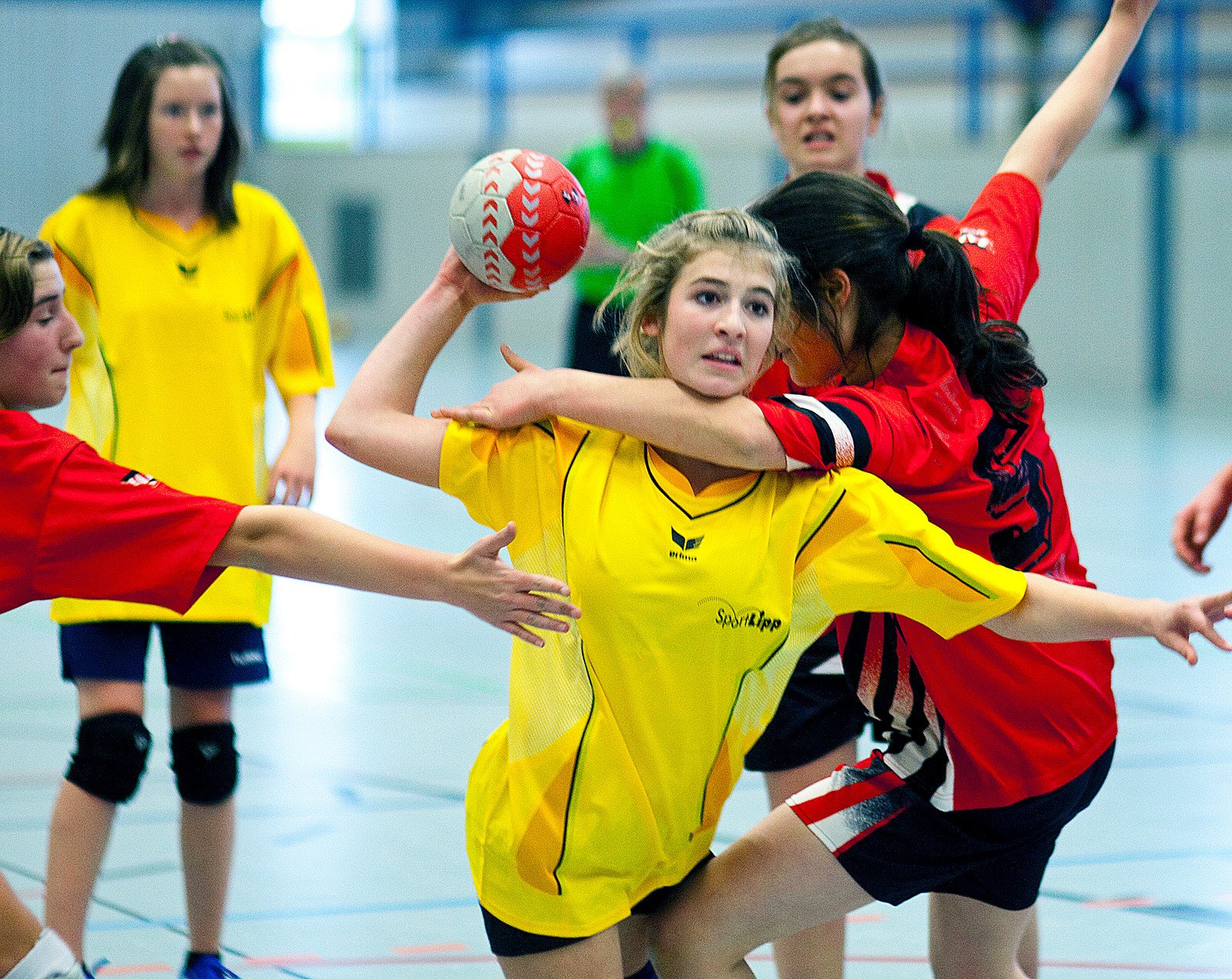 Unter der langjährigen Begleitung von Sportlehrer und Handballlehrer Wolfgang Schmid zählten die Marktoberdorfer Handballerinnen in den 1990er Jahren zu den besten Schulmannschaften in Deutschland und qualifizierten sich mehrfach für das Bundesfinale von Jugend trainiert für Olympia.