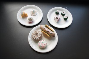 Eat Art Objects | Seife, Schwamm, Haargummi, Zahnpasta und Nylon auf Pappteller