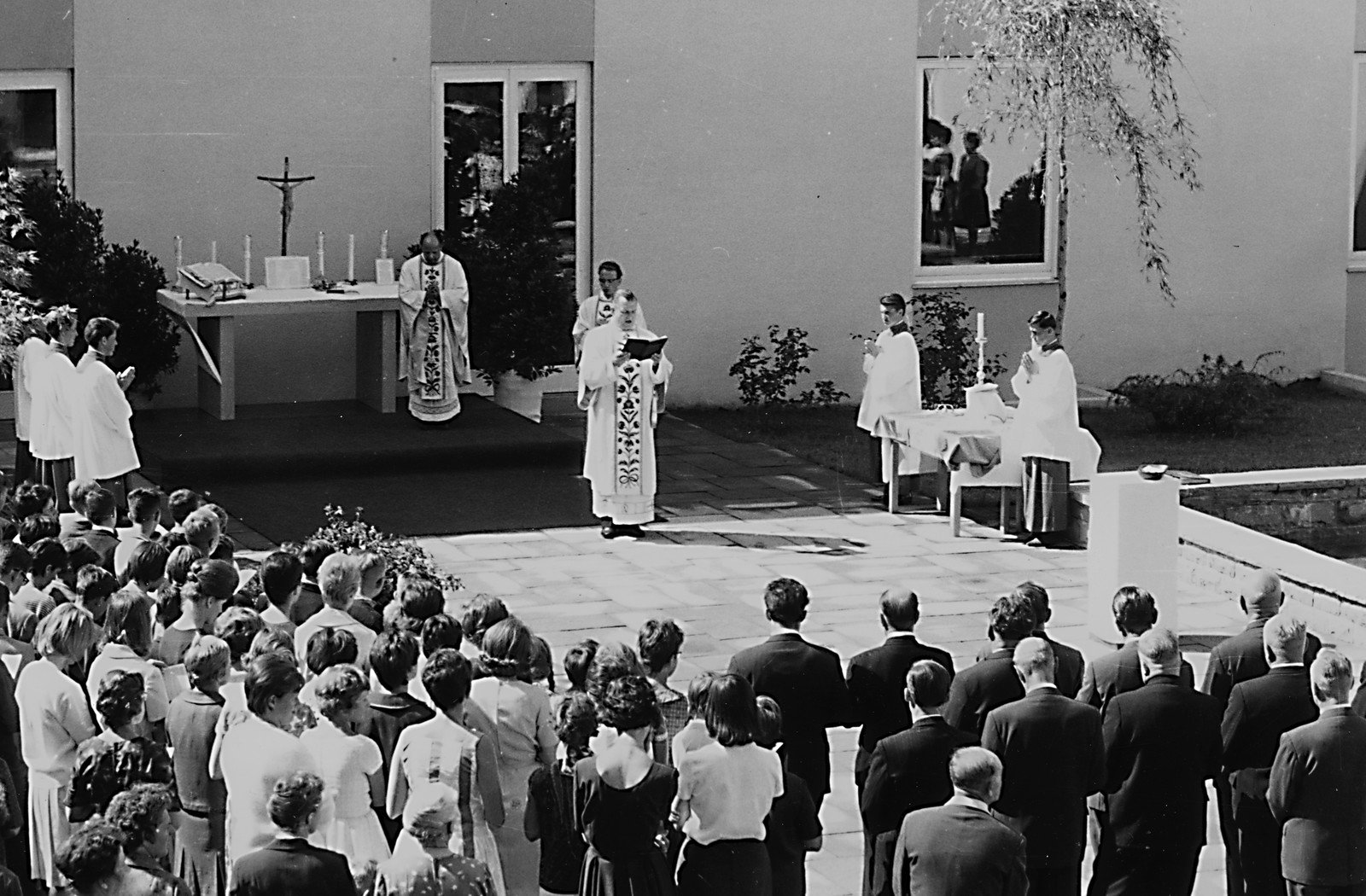 Feierlicher Gottesdienst im sonnendurchfluteten Atrium bei der Eröffnung des Gymnasiums Marktoberdorf im September 1962.