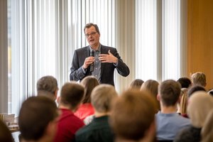 Prof. Wuermeling vom Vorstand der Bundesbank beantwortete in einer Gesprächsrunde alle Fragen unserer Schüler rund ums Thema Geldpolitik.