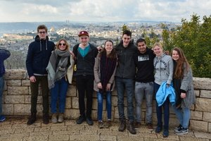 Die acht Schülerinnen und Schüler der Q12, die im Schuljahr 2017/18 nach Israel reisen konnten.
