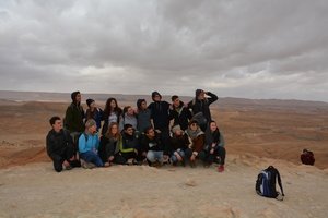 Gruppenfoto in der Wüste. Die Kleidung beweist: Es war nicht gerade warm!